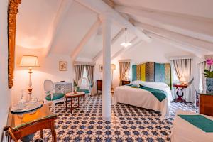 une chambre d'hôtel avec un lit et une table dans l'établissement Palazzo Pascal, à Scala