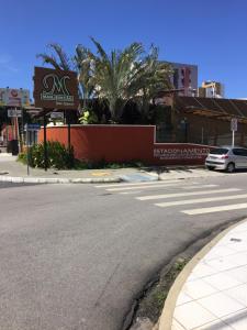 una intersección de una calle con un paso de peatones en Pousada Do Sol Ponta Verde, en Maceió