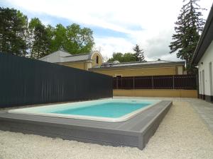 een zwembad voor een hek bij Dorothy 2 in Siófok