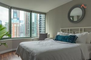 um quarto com uma cama grande e uma janela grande em ENVITAE 3BR Downtown Luxurious Suite Views & Pool em Chicago