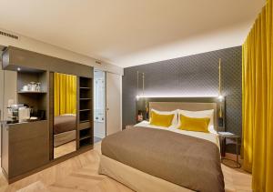 Rúm í herbergi á Boutique Hotel Seefeld