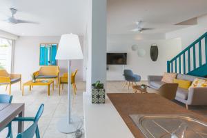 Televiisor ja/või meelelahutuskeskus majutusasutuses Villas Rock & Beach