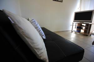 TV a/nebo společenská místnost v ubytování Apartmani Marino