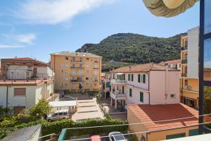 Blick auf eine Stadt mit Gebäuden und einem Berg in der Unterkunft Via Brunenghi 63 in Finale Ligure