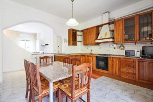 una cocina con mesa y sillas y una cocina con en Via Brunenghi 63, en Finale Ligure
