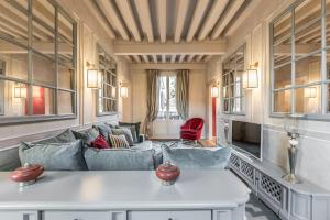 a living room with a couch and a table at Ca' Dell'Opera Terrace - Dimora Italia - in Venice