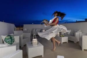 托雷圣乔万尼乌Petra Bianca的穿白色衣服的女人跳进空中