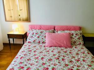 Un dormitorio con una cama con sábanas rosas y almohadas rosas. en Casa Mamma Mia, en Fiesso dʼArtico