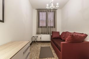 een woonkamer met een bank en een raam bij Ca' del Monastero 4 Collection Apartment up to 8 Guests with Lift in Venetië