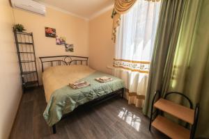 A bed or beds in a room at Alexandra Guest House