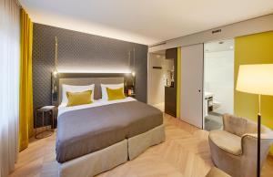 Rúm í herbergi á Boutique Hotel Seefeld