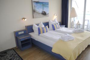 a bedroom with two beds with blue and white at Ferienwohnung Yachthafenperle in Kühlungsborn