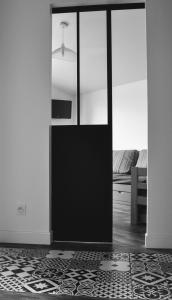 una porta nera in una stanza con soggiorno di La Hume Vacances a Gujan-Mestras