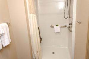Ένα μπάνιο στο Cobblestone Inn & Suites Fort Madison +26 φωτογραφίες