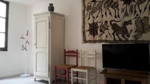 サン・タントナンにあるLocation Saint Antoninのリビングルーム(薄型テレビ、椅子付)