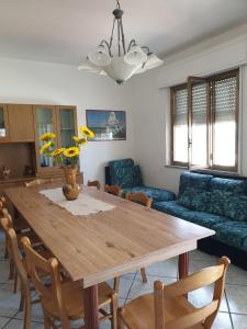 sala de estar con mesa de madera y sillas en Da Giacomina en Marausa