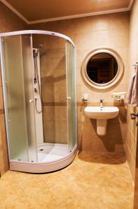y baño con ducha y lavamanos. en Art Hotel Karaskovo, en Karas'kovo