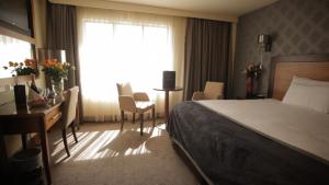 Rúm í herbergi á Treacys Hotel & Leisure Centre Waterford
