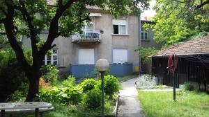 un patio con un edificio y una casa con un árbol en kod Elipse, en Zagreb