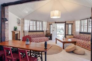 Vartan's Summer House في كالاماكي: غرفة معيشة مع أريكة وطاولة