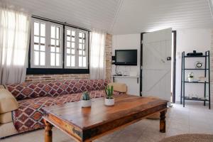 uma sala de estar com um sofá e uma mesa em Vartan's Summer House em Kalamaki