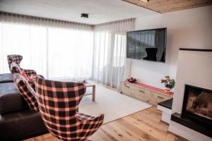 Televízia a/alebo spoločenská miestnosť v ubytovaní Penthouse Chalet Pichlerhof