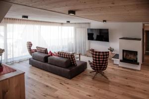 Televízia a/alebo spoločenská miestnosť v ubytovaní Penthouse Chalet Pichlerhof