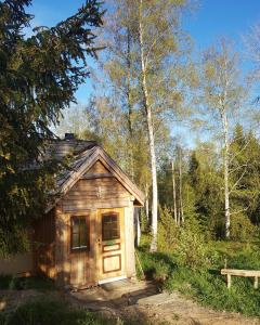 a small wooden cabin in the middle of a forest at Garpenbergs B&B, BnB in Garpenberg