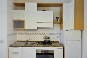 A kitchen or kitchenette at Residence Verde Quiete