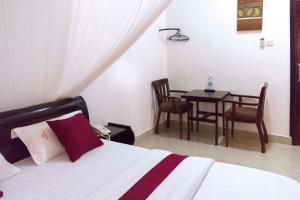 Sienna Beach Hotel Entebbe客房内的一张或多张床位