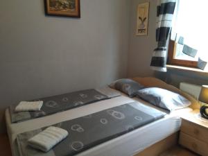 uma cama num quarto com duas almofadas em Lesna 26 em Kudowa-Zdrój