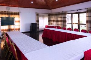 Sienna Beach Hotel Entebbe的电视和/或娱乐中心
