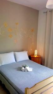 een slaapkamer met een bed met twee knuffels erop bij Villa Dallas in Vourvourou