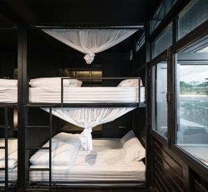 Kloem Hostel emeletes ágyai egy szobában