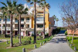 Imagen de la galería de Polo Royale Waterfront Luxury Apt - 3 terraces and pool, en Sotogrande