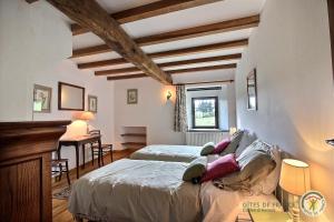 A bed or beds in a room at MANOIR DE BOTMINY LAC de GUERLEDAN