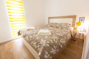 Rúm í herbergi á Apartman SREBRNA PAHULJA
