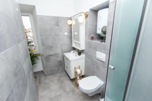 Koupelna v ubytování Apartments and Rooms Ille + 37 fotografií