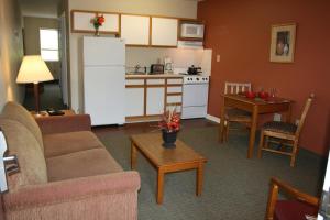 sala de estar con sofá y cocina en Affordable Suites Rocky Mount, en Rocky Mount