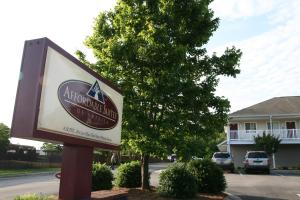 um sinal em frente a uma casa em Affordable Suites Rocky Mount em Rocky Mount