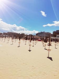 - une rangée de parasols fermés sur la plage dans l'établissement Mazzini 166, à Pescara