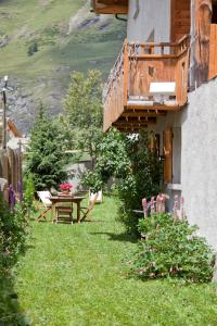 a backyard with a table and a balcony at Chalet la Lauzette in Bessans