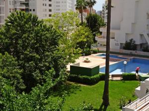 widok na basen w mieście w obiekcie SAFOR GANDIA - Alquiler solo Familias w mieście Playa de Gandia