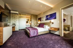 Un pat sau paturi într-o cameră la Thermalhotel Leitner