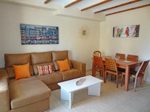 salon z kanapą i stołem w obiekcie SAFOR GANDIA - Alquiler solo Familias w mieście Playa de Gandia