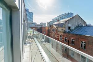 Hilltop Serviced Apartments- Northern Quarter في مانشستر: منظر من نافذة مبنى