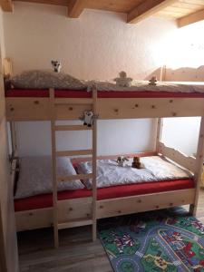 Łóżko lub łóżka w pokoju w obiekcie Ferienhaus Sennerhäusl