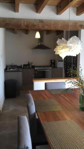 uma cozinha com uma mesa de madeira e uma sala de jantar em Casa Las Nubes en el Centro de Tequisquiapan 6 personas em Tequisquiapan