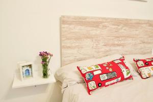 A bed or beds in a room at MalagaUrbanRooms - Beach & Sea