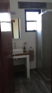 y baño con lavabo y espejo. en Casa Las Nubes en el Centro de Tequisquiapan 6 personas, en Tequisquiapan